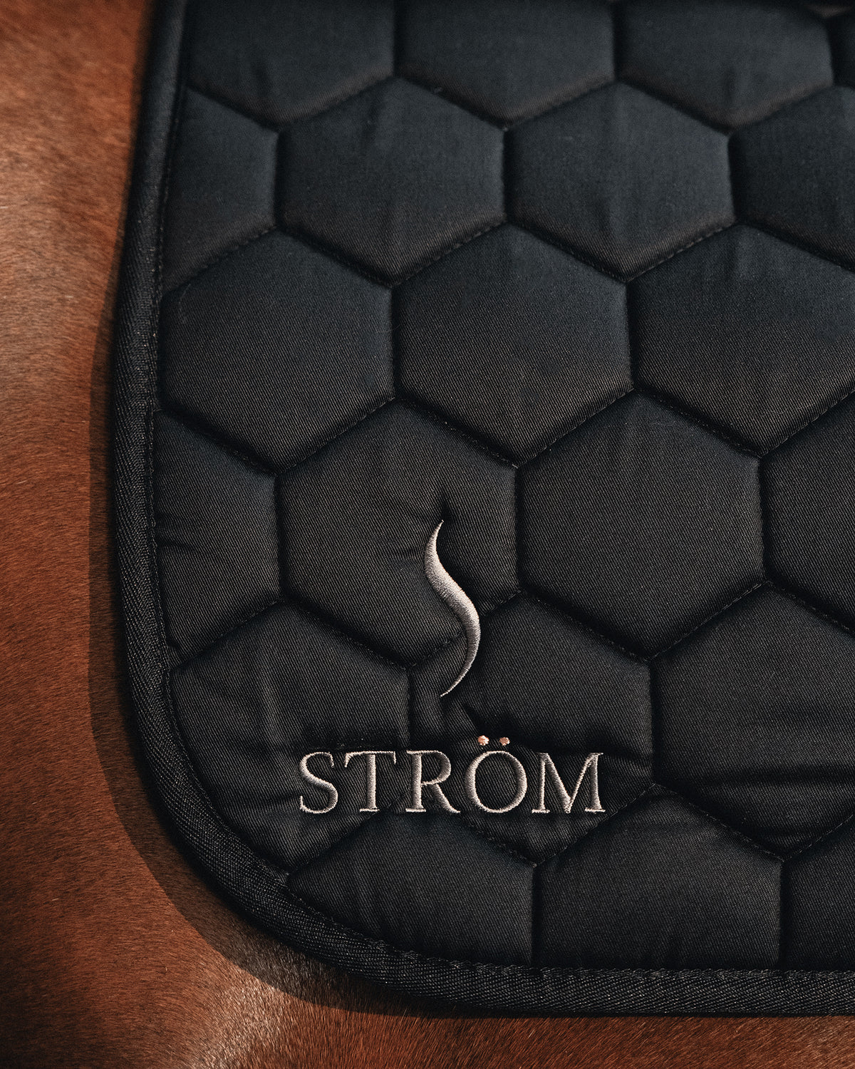 Ström Switch Full Fur Saddle Pad - Noir
